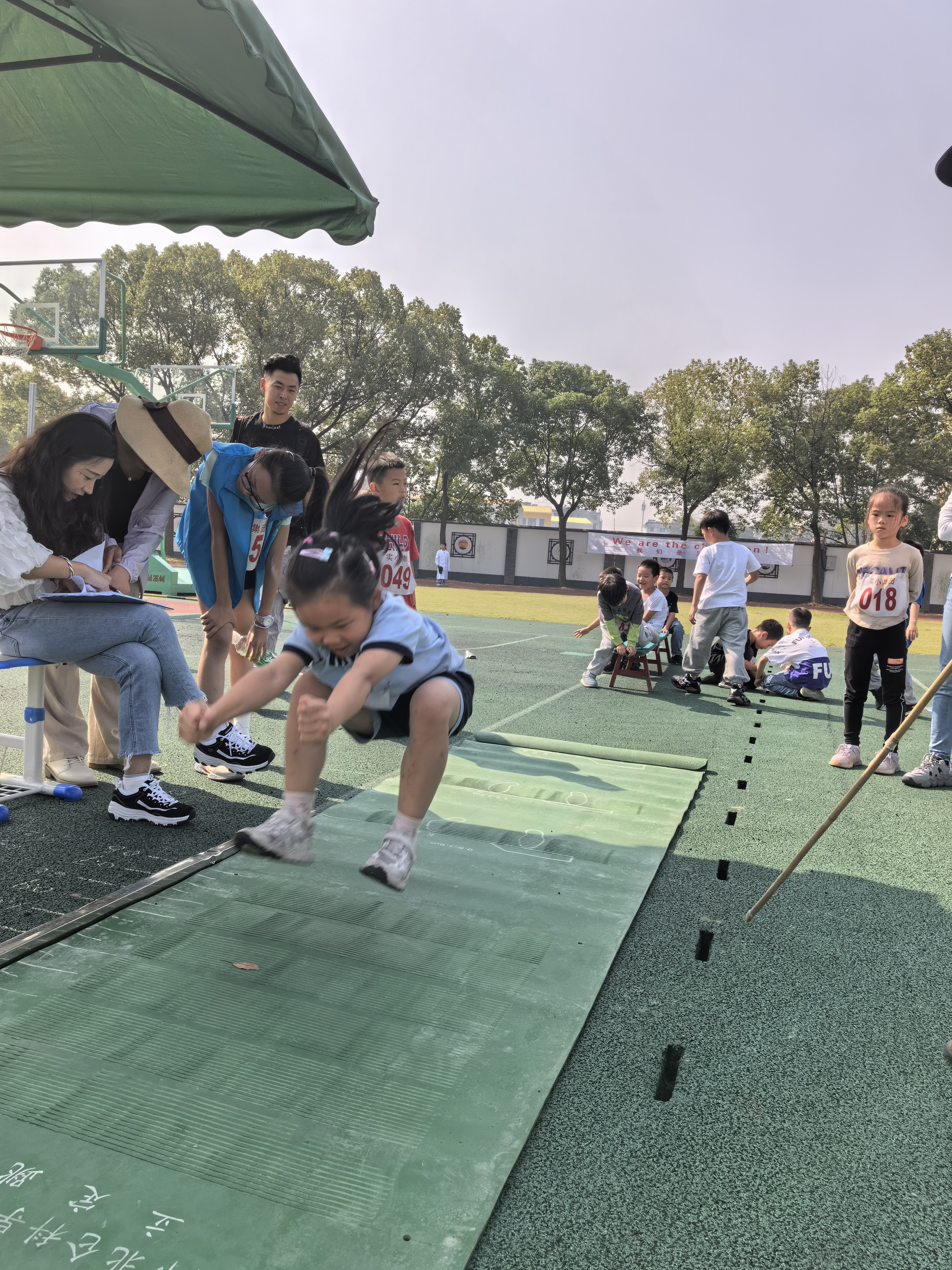 奮力拚搏!運動員全心投入戰鬥
