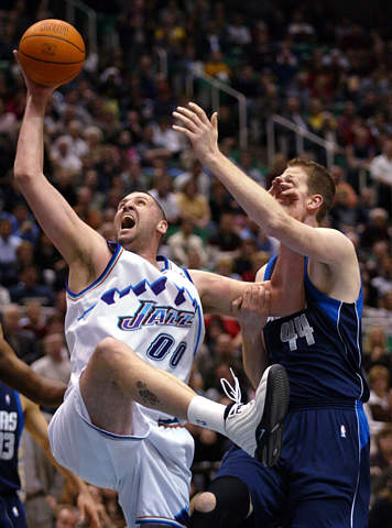 开云体育app-爵士横扫小牛,继续全胜