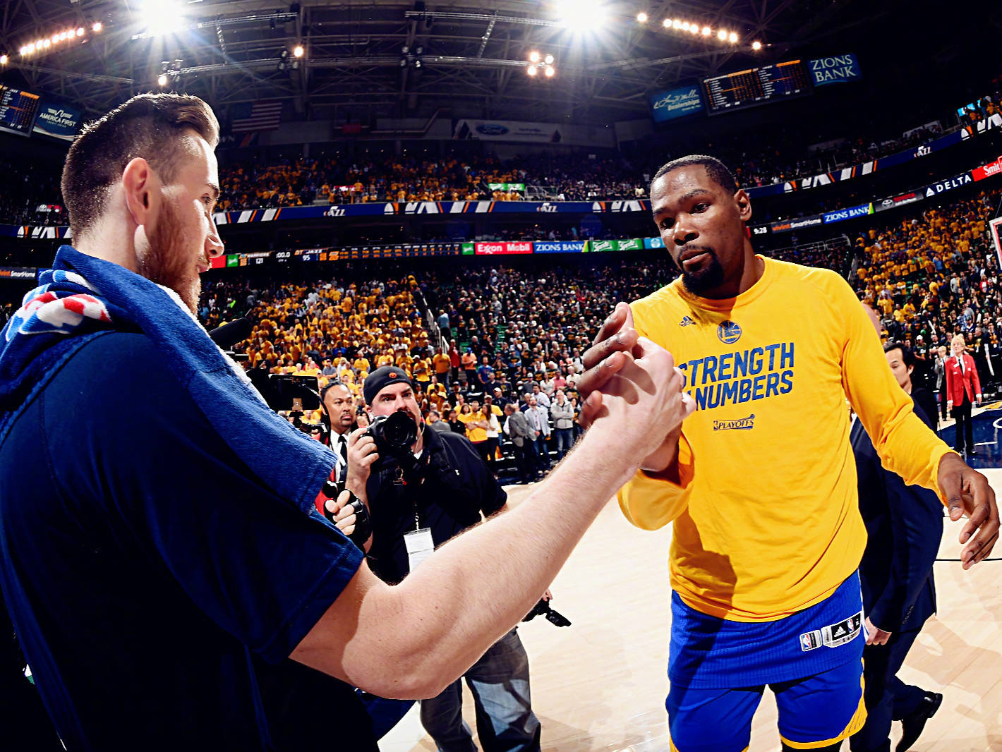 爵士横扫小牛,继续全胜 爵士横扫小牛,继续全胜