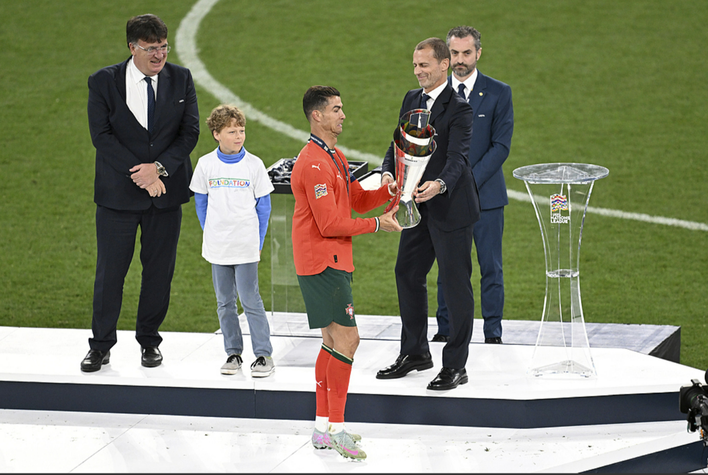 开云体育-葡萄牙横扫巴黎，C罗关键制胜