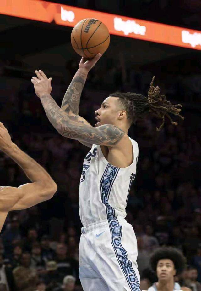 灰熊轻取猛龙，布克关键制胜