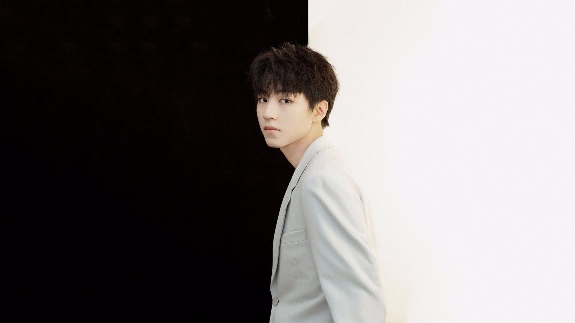 足球的星光与风暴，当巨星价值与爆冷童话在同夜上演