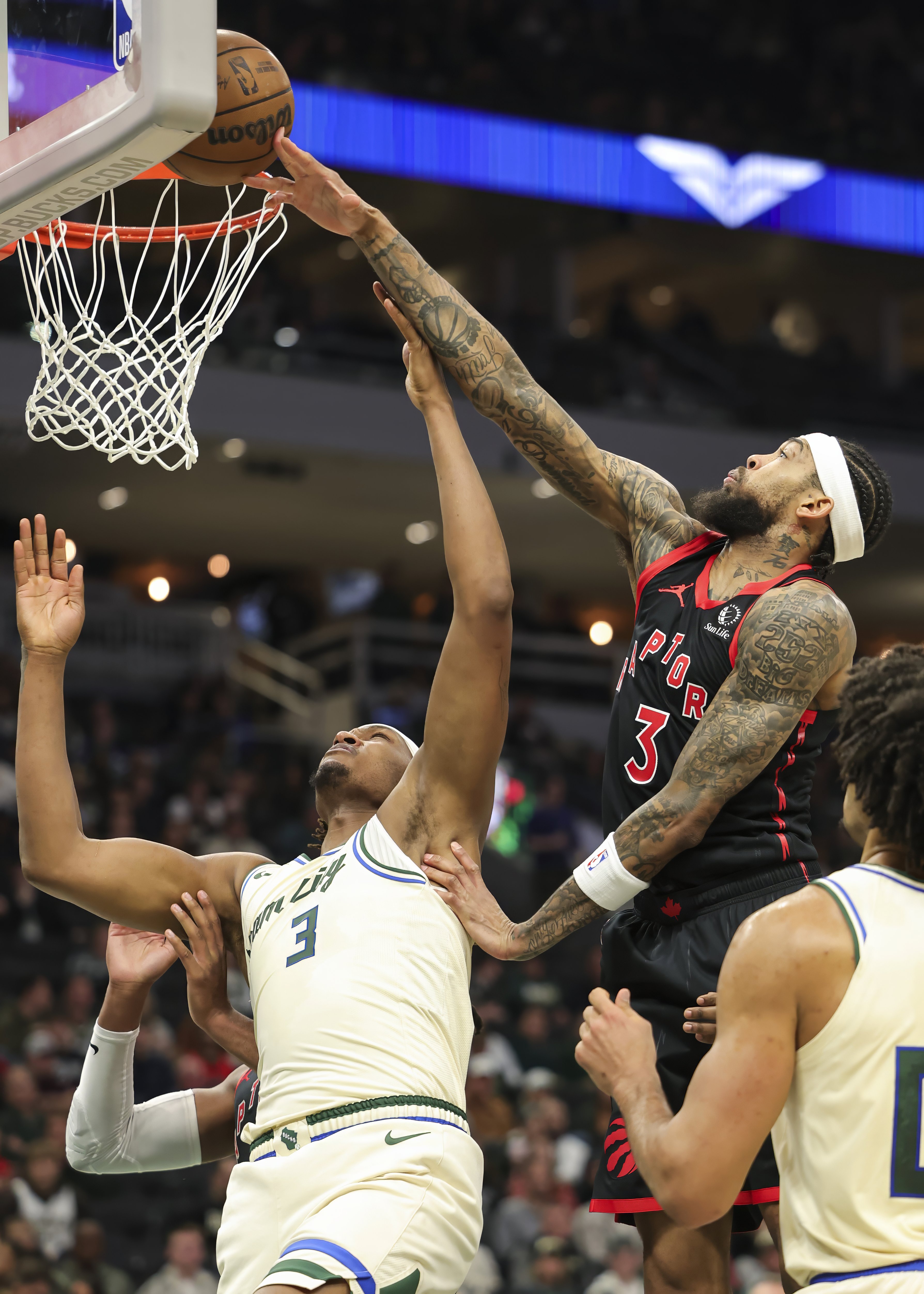 北京队对阵雄鹿，欧文关键回合不手软